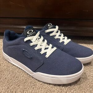 Oakley Canvas Flyer Men’s 5.5/Women’s 7.5 Navy and White Low-Top Canvas Sneakers